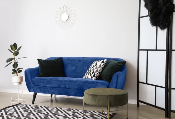 Womit soll das blaue Sofa im Wohnzimmer kombiniert werden?