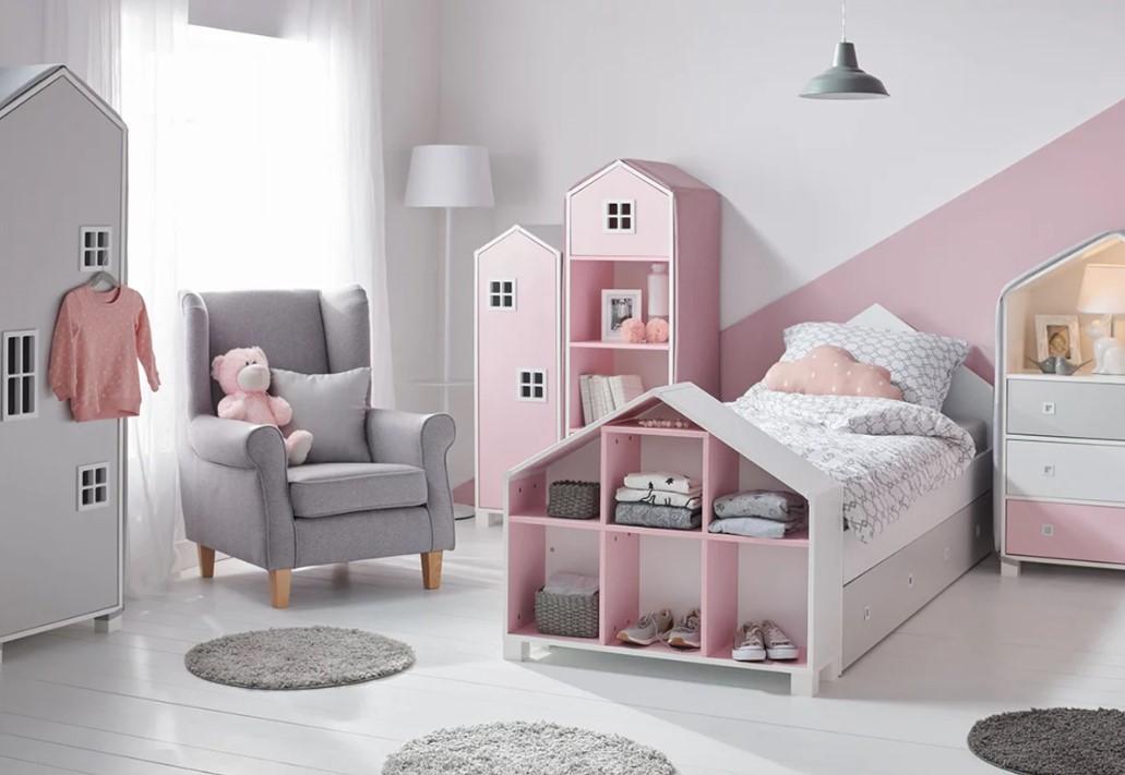 girls pink bed.jpg (105 KB)