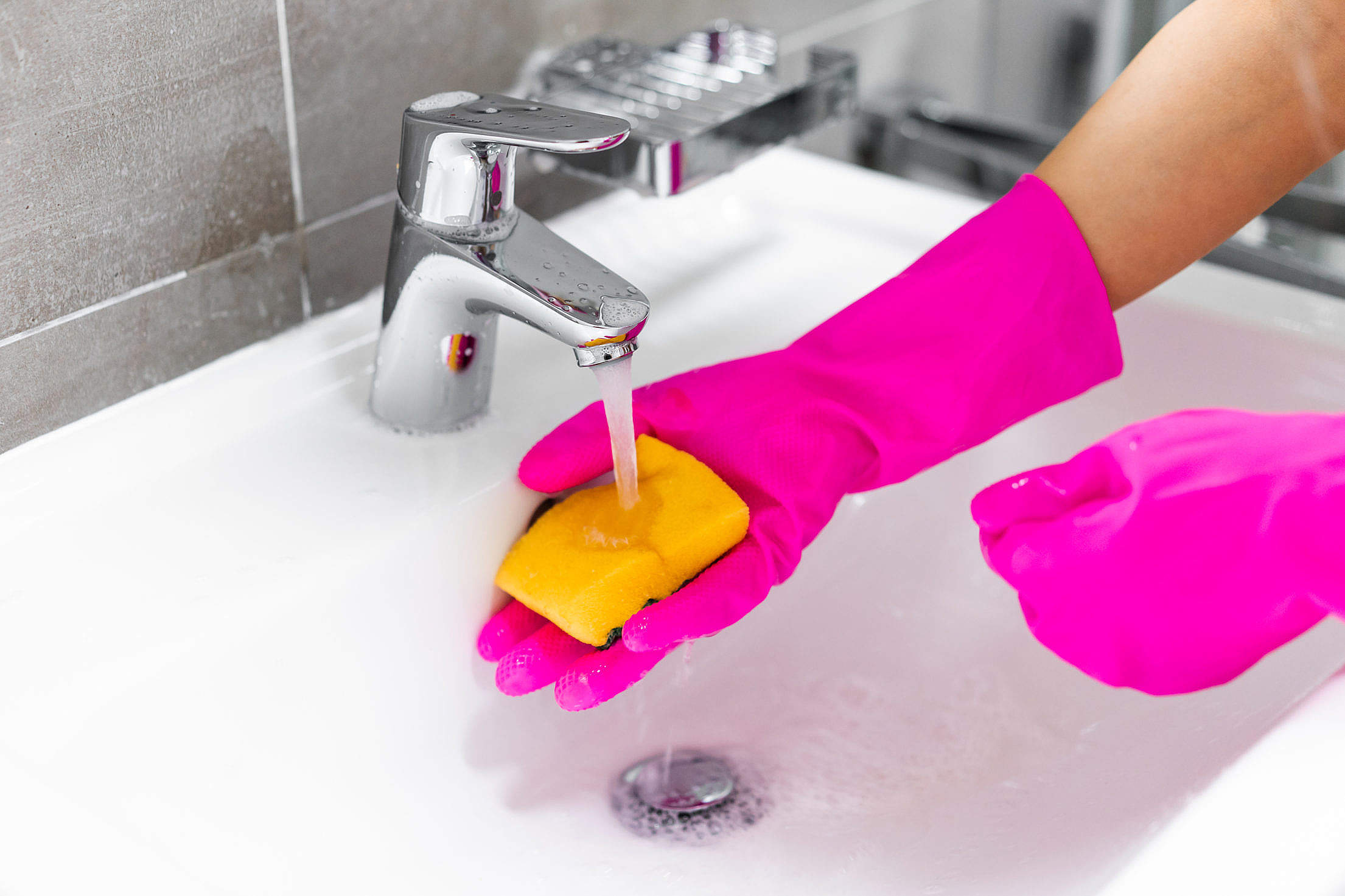 hands-in-pink-gloves-washing-a-washbasin-with-a-sponge.jpg (226 KB)