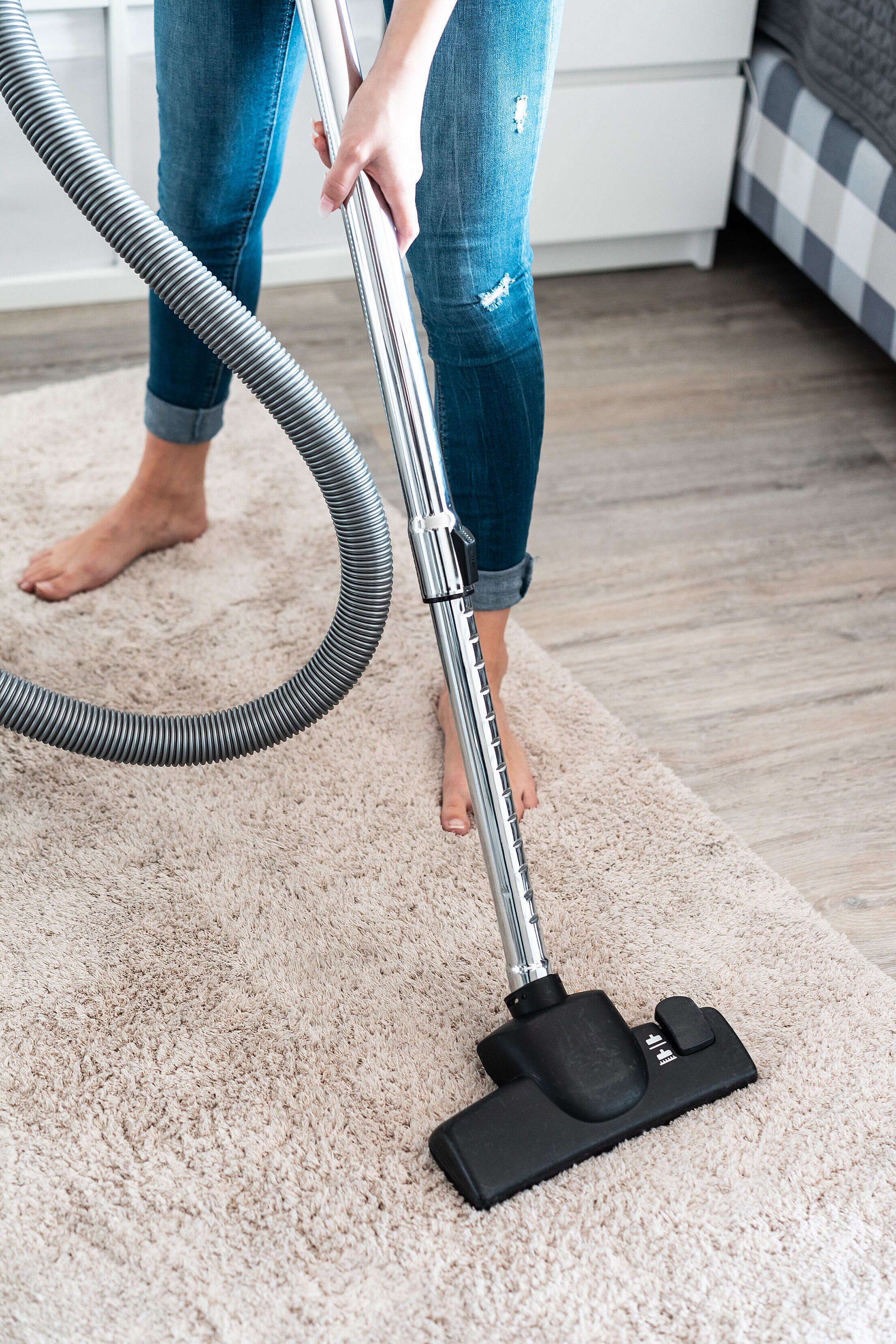 woman-cleaning-vacuuming-the-carpet-at-home-free-photo-2210x3315.jpg (1.02 MB)